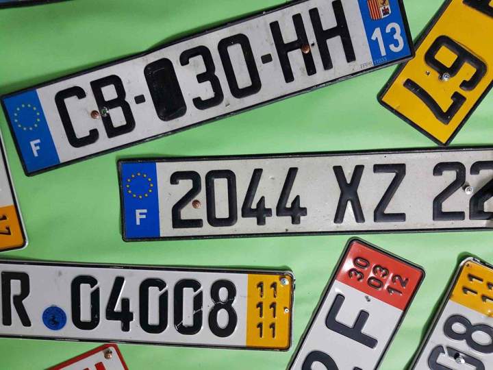 Pose de plaques d'immatriculation, Saint-Joseph